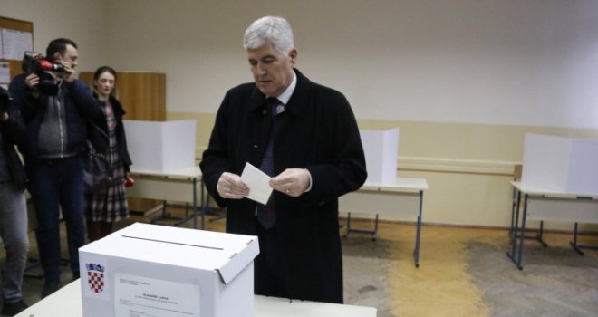 Čović glasao u Mostaru, hrvatski državljani u Sarajevu: 'Poruke koje dolaze sa Pantovčaka uvijek se daleko čuju'!