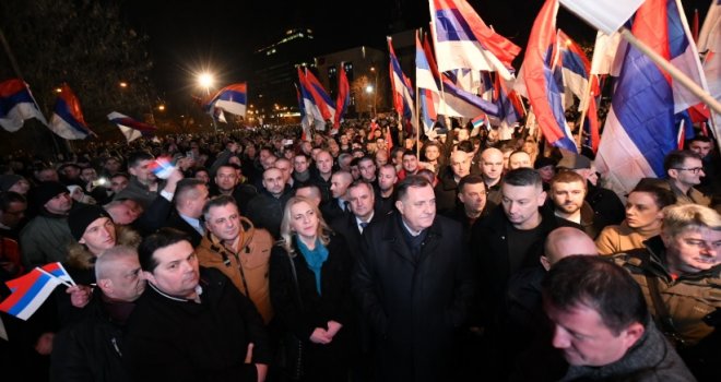 A ovako izgleda na skupu 'Za Republiku Srpsku': Veterani, Dodik, gomila zastava, stižu autobusi iz Doboja...