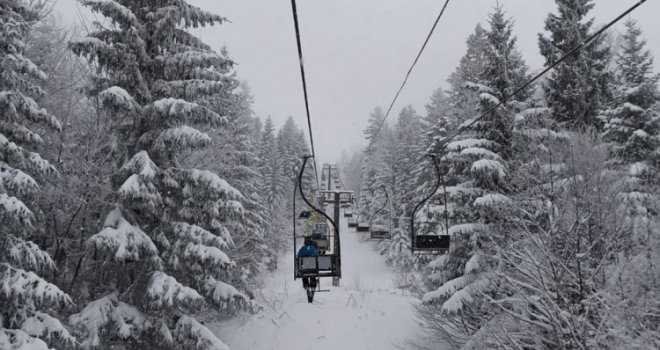 Na Bjelašnici i Igmanu visina snijega 26 i 20 centimetara: Prvi put u historiji noćno skijanje na Kolijevci