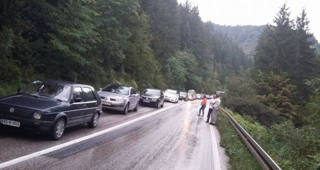 Težak udes u Olovu: Djed i unuk iz 'golfa' teško povrijeđeni u sudaru s kamionom