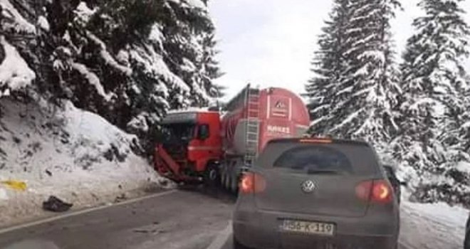 U stravičnom sudaru sa cisternom dvije osobe poginule, dijete teško povrijeđeno: Vatrogasci ih izvlačili iz smrskanog vozila