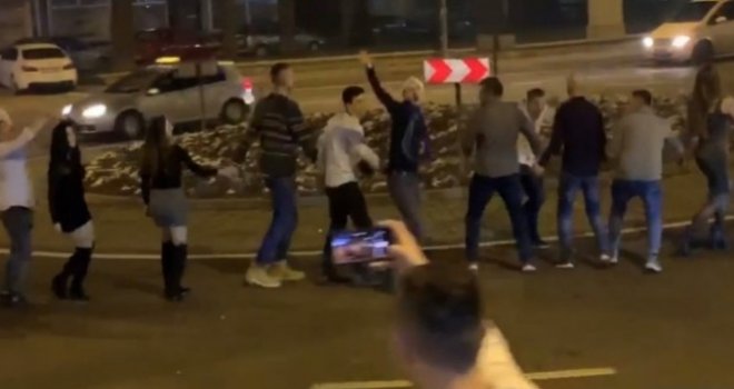 Popilo se malo više: Lomi ga! Gosti zaigrali kolo nasred gradske magistrale, 'zaplesali' oko kružnog toka
