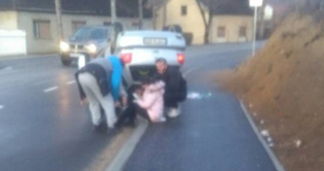 Tri osobe povrijeđene u prevrtanju automobila kod Laktaša