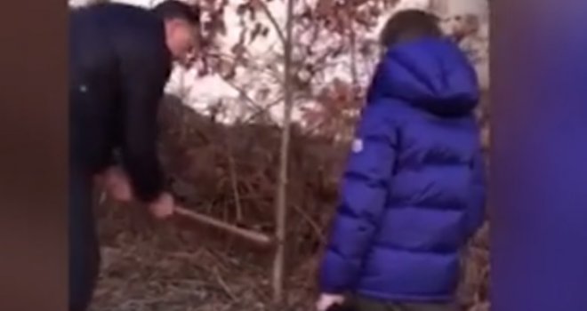 Borba s Badnjakom: Dodik sa sjekirom u ruci unuku pokazuje običaj pred Božić