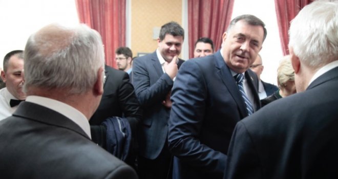Dodik Inzku: Šta ćeš ti ovdje? Inzko Dodiku: Ja sam Tito!
