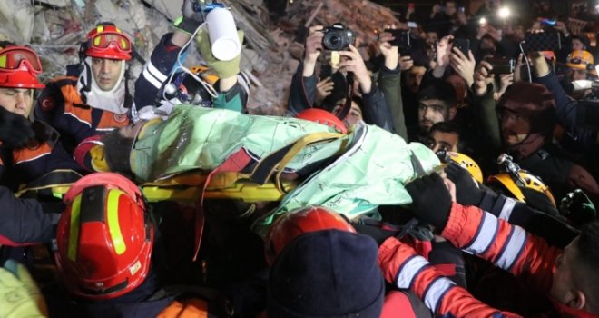 Dvoipogodišnja djevojčica nakon 24 sata spašena ispod ruševina