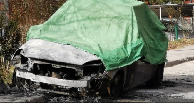 Piromani na djelu: Na Breki izgorjela dva automobila