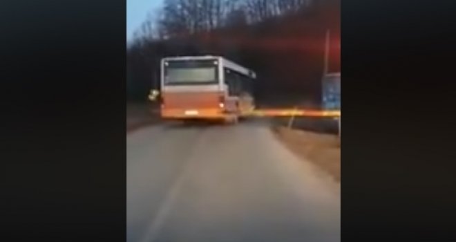 Nevjerovatan i opasan manevar: Vozač autobusa u Modriči prešao prugu uprkos spuštenoj rampi i signalizaciji!