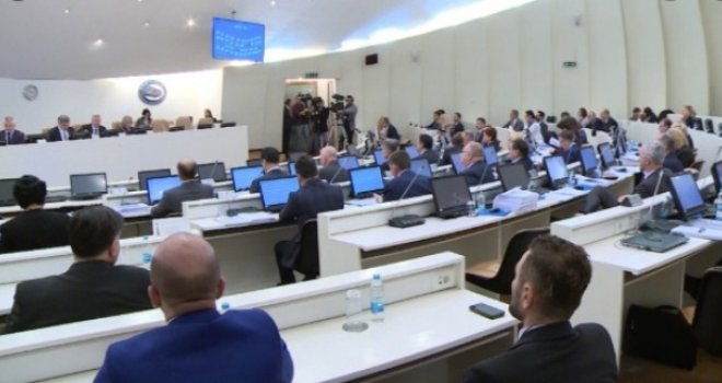 Najavili povišice: Novčanici državnih službenika bit će još deblji... 'A ja za 500 KM nek' se mrznem po dvanaest sati'! 