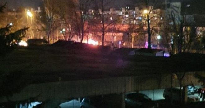 Požar na Dobrinji, izgorjelo nekoliko automobila!