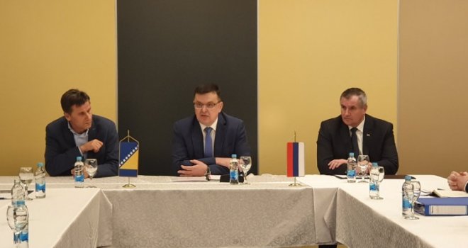 U Doboju u toku sastanak Tegeltije, Novalića i Viškovića