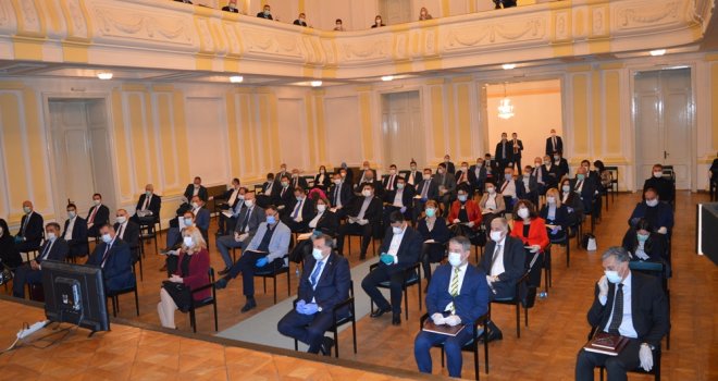 Počela posebna sjednica NSRS: Zastupnici pod maskama, drže odstojanje