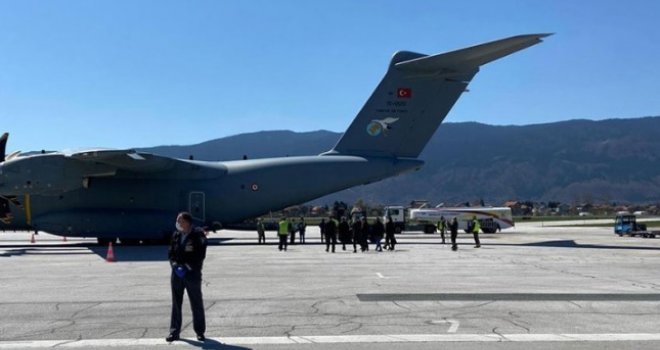 Avion s medicinskom pomoći iz Turske sletio u BiH, oprema stigla uz veliku poruku mislioca Rumija