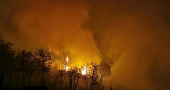 Vatrena stihija približava se kućama u selu Ovčari kod Konjica