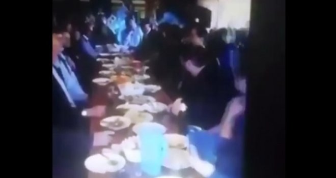 Da li je moguće?! Sijelo u jeku korone i zabrane kretanja! Ćamil Duraković tvrdi da se ovo juče desilo u Srebrenici... 