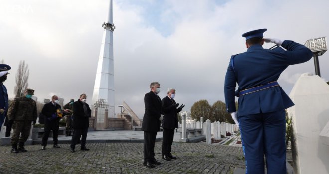 'Sjećanje na najbolje među nama': Džaferović i Komšić obilježili i čestitali Dan Armije RBiH