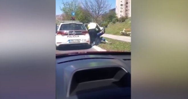 Bez milosti: Djevojka se opirala, ali su je sarajevski policajci brutalno ugurali u vozilo jer nije imala masku i rukavice!