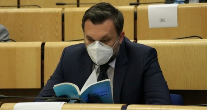 Konaković iskritikovao Novalića u Domu naroda jer nije imao masku: 'Utekao je. Bez maske je ušao, a kašljuca...'