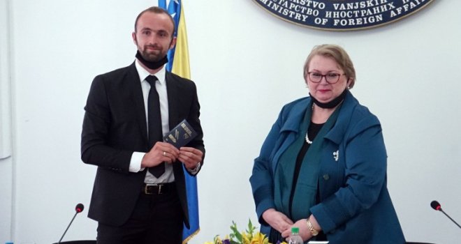 Ministrica Turković uručila diplomatski pasoš Amelu Tuki: Sada će lakše na brojna svjetska takmičenja