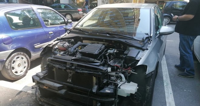 Lopovi razmontirali auto na Grbavici: Odnijeli haubu, akumulator, radio, prekidač svjetala...