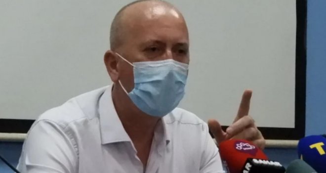 Na klinici leži mladić kao od brda odvaljen i bori se za dah... Ko ne vjeruje, nek' obuče odijelo i dođe na infektivnu!