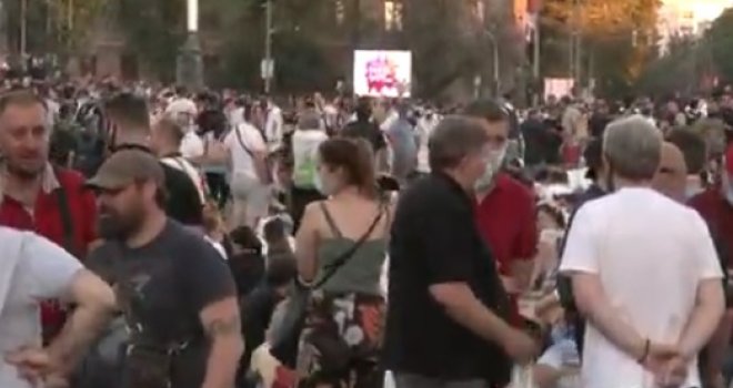 Beograd: Pred Skupštinom počeli 'sjedeći protesti', okupili se građani