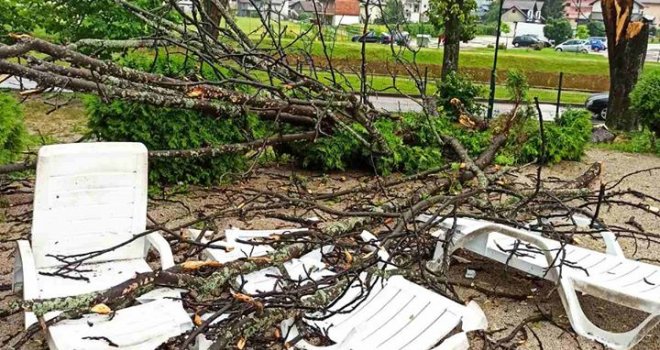 Veliko nevrijeme pogodilo BiH: Vjetar čupao drveće, padao grad, kiša potopila ulice...
