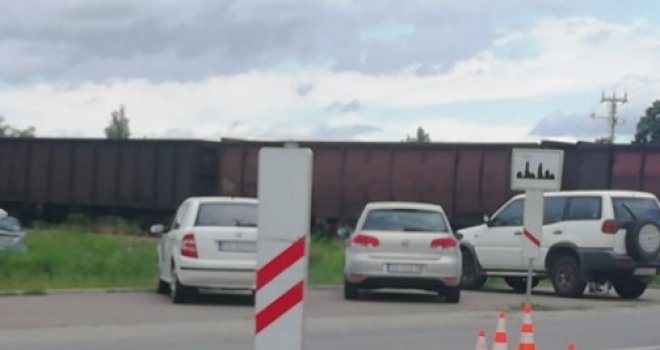 Voz naletio na automobil, otac i majka poginuli, dvoje djece povrijeđeno: 'Mašinovođa je počeo da koči kada je...'