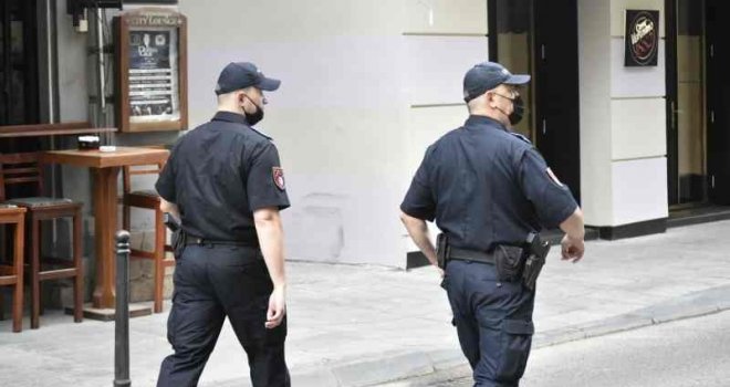 Policajci u BiH pričaju: Umjesto u izolaciji, on na kafi... Nekima je glupo nositi masku, a mladi čak počnu bježati!