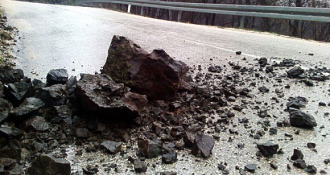 Oprez, vozači: Mokri putevi, smanjena vidljivost, a evo gdje postoji opasnost od odrona