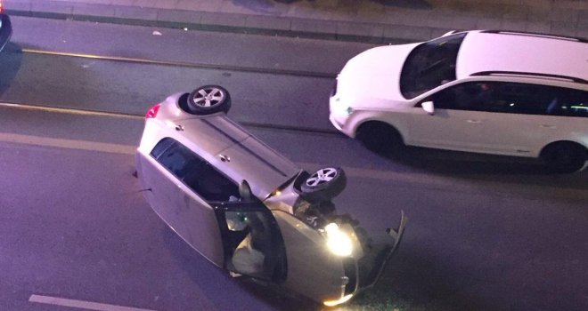  Auto na krovu, djevojku odvezla Hitna pomoć