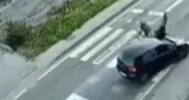 Kamere snimile trenutak kada je 23-godišnjakinja automobilom pokosila djecu u Cazinu