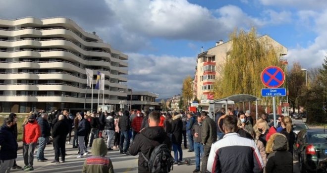 Ne smiruju se tenzije nakon ubistva na Ilidži: 'Neka se migranti iz Hadžića i kasarne u Blažuju premjeste na druge lokacije!'  