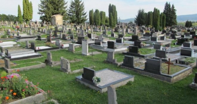 Vandalizam na najvećem katoličkom groblju u Bihaću: Ukradeni lampioni, vaze iščupane i razbijene...