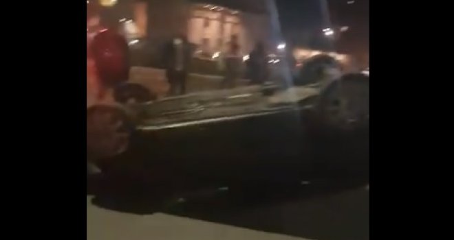 Saobraćajna nesreća u centru Sarajeva, jedno vozilo završilo na krovu