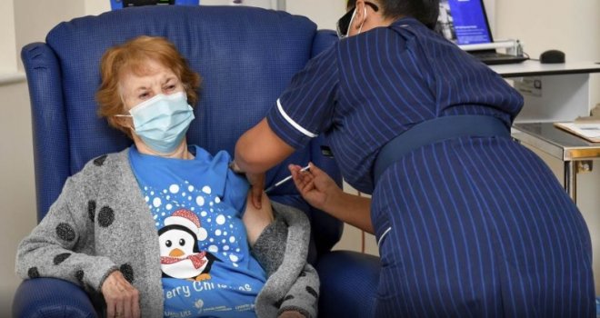 Prva osoba na svijetu koja je primila vakcinu protiv korone 90-godišnja žena