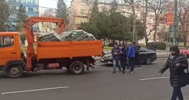 Opet drama u Sarajevu: Vozač dizalice pretekao taksistu, tuču spriječila policija