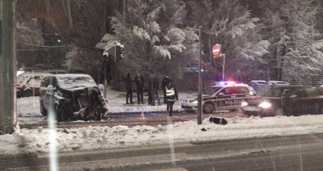 Kombi udario u semafor kod stadiona Grbavica, jedna osoba povrijeđena