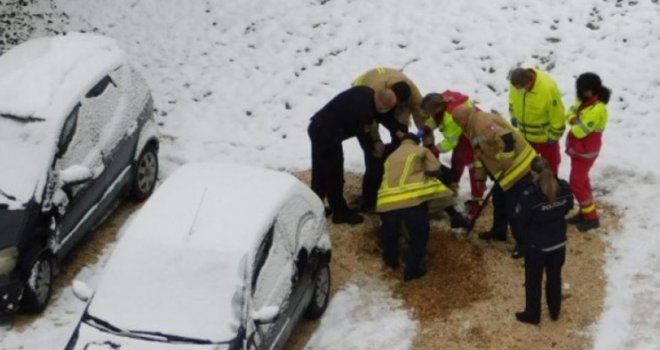 Drama u Sarajevu: Ženi upala noga u kanalizacionu cijev, izvlačili je više od sat... Prijetilo joj smrzavanje!  