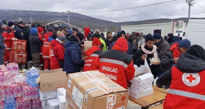 'Nemamo skoro ništa, hladno nam je, gladni smo i žedni': Snijeg i temperaturni minusi dodatno otežali preživljavanje u kampu ‘Lipa’