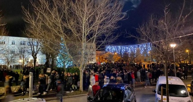 Građani bez riječi pale svijeće za osmero stradalih