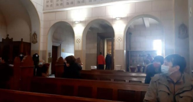 Muškarac na tren prekinuo misu na Marijin Dvoru, lupio vratima i počeo vikati