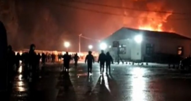 Zapaljen migrantski kamp u Blažuju, vatrogasci na terenu