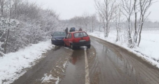 Svekar i snaha sudarili se vozilima kod Bijeljine, oboje povrijeđeni!