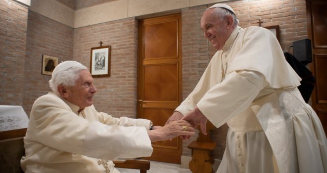 Papa Franjo i bivši papa Benedict vakcinisani protiv koronavirusa