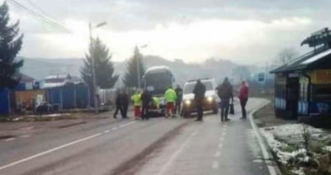 Pojavio se snimak migranta koji je jutros izboden kod Ilijaša: Tragovi krvi po licu i tijelu...