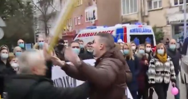 Fizički napadnuti radnici koji protestuju u Mostaru, policija imala pune ruke posla