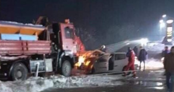 Izgubio bitku: Preminuo i treći mladić nakon stravičnog sudara u Cazinu