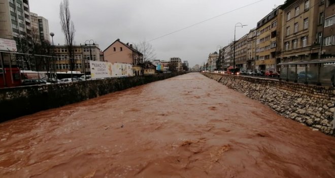 Miljacka nabujala u smeđim tonovima: Obilna kiša natapala sinoć Sarajevo, ali danas već stiže snijeg...