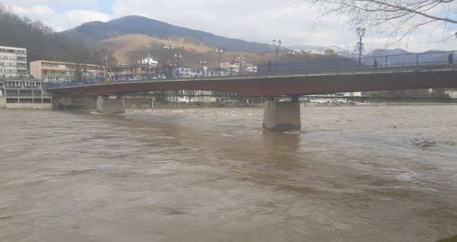 Izlila se Drina u Goraždu: Rijeka stigla do centra grada, poplavila šetalište...